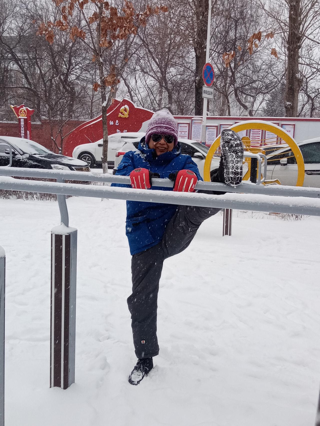 我为老哥的生日献辞

今天 为铭记的日子
春天也赶来释放芳香
一座高山又增加一岁