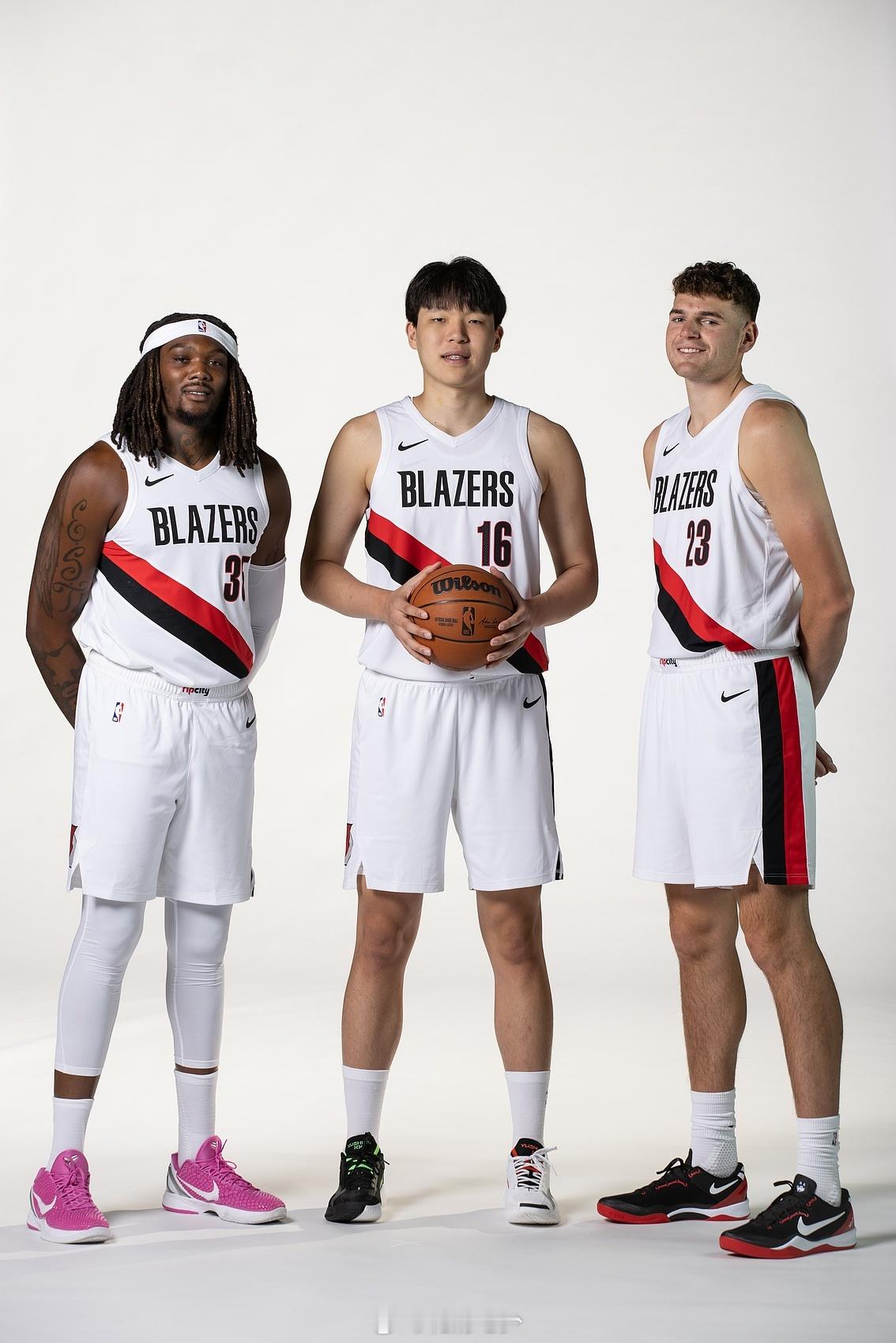罗威上赛季出场59场（八年NBA生涯个人第二高出勤）场均17.1分钟，波特兰给了