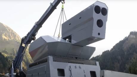 俄媒有些震惊：中国激光武器取得突破。北京的军事科学家宣称，他们成功地使高能激光器
