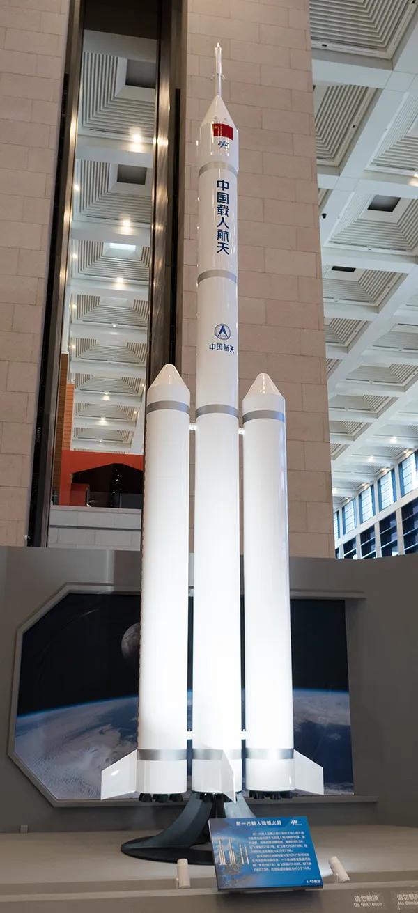 中国登月巧思：不学美国造“巨无霸”，用2200吨火箭送26吨登月舱

当年美国阿