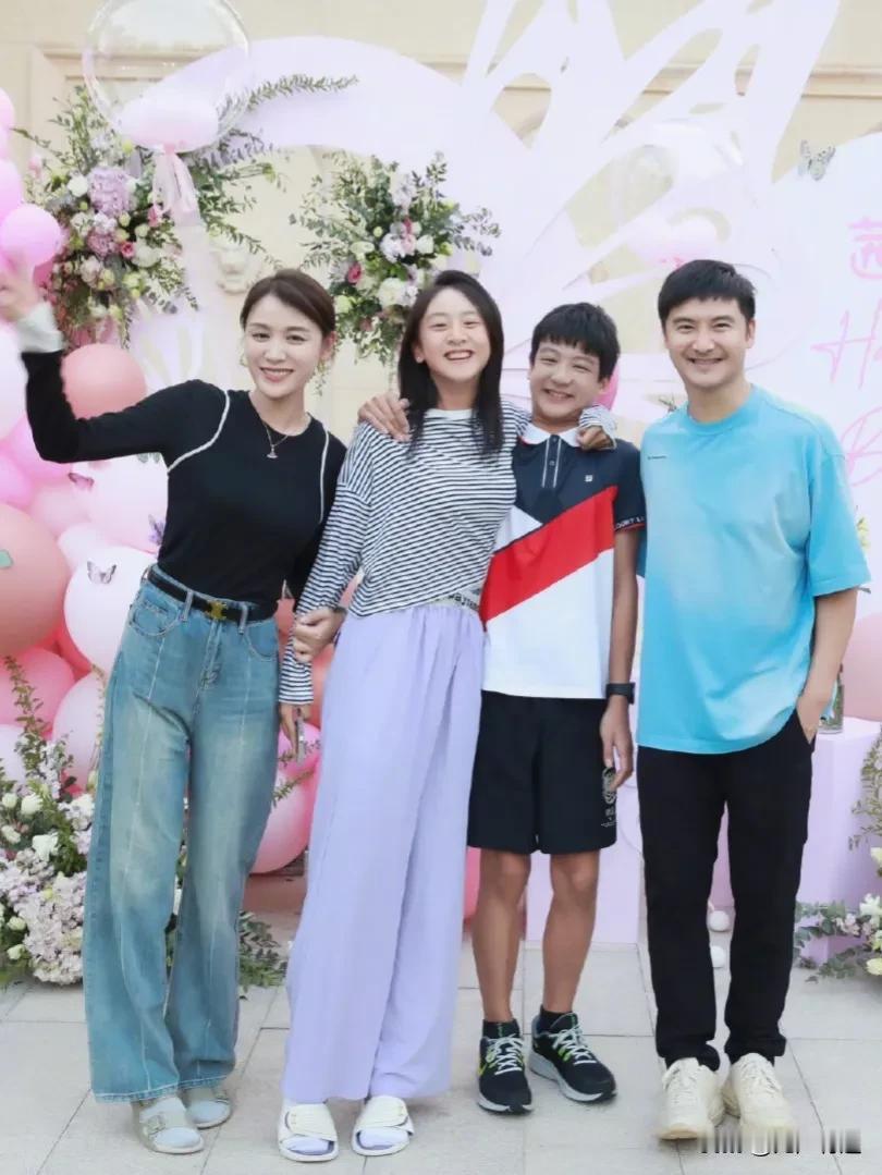 田亮家的闺女，长手长脚，都快高过田亮了呢，这是基因突变吗？再过一两年，他儿子也要