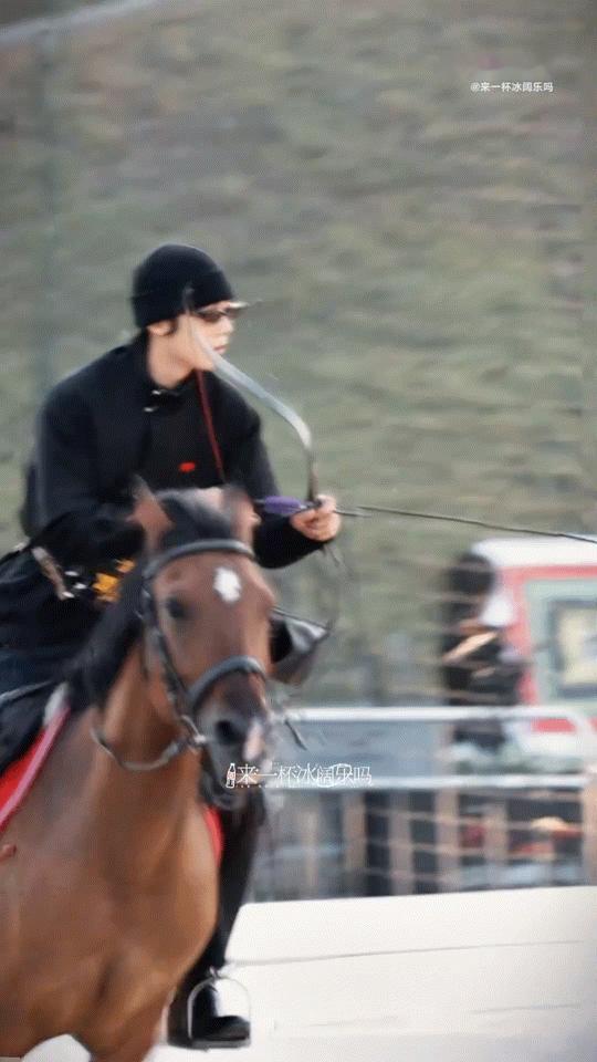 于适用小腿轻推马腹太苏了这个骑马的于适总是在各种细节苏到我啊…这个用小腿轻推马腹