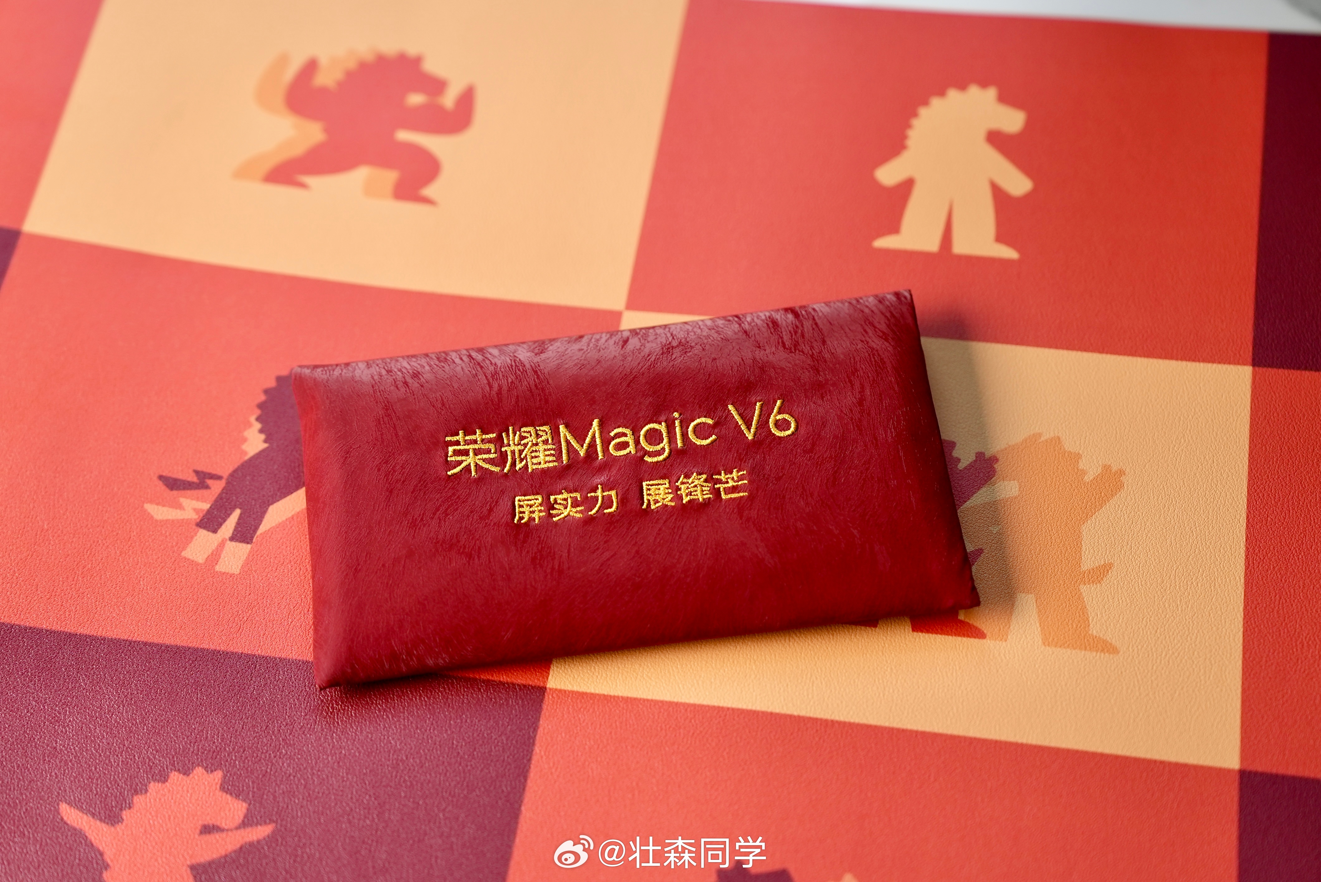 收到荣耀Magic V6的发布会邀请函直接就是寄的正面屏幕，低反光耐磨耐摔，明晚