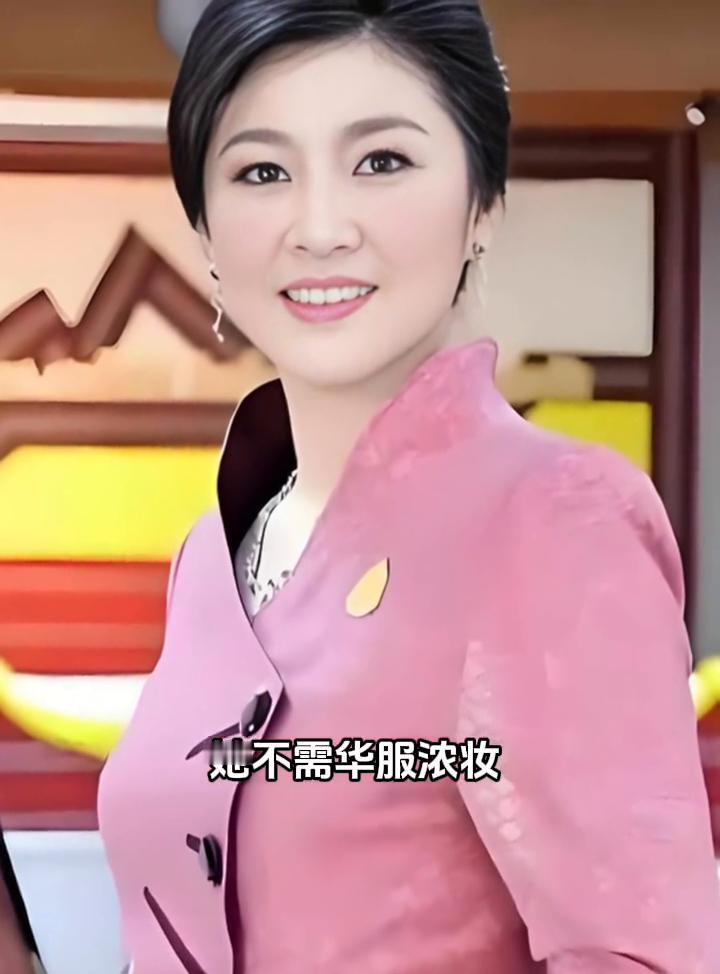 英拉的气质的确与众不同，她不需华服浓妆，朴素衣着与淡雅粉黛下温柔优雅尽显，笑起来