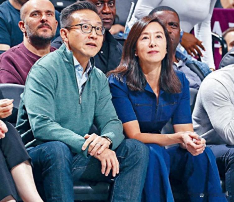蔡崇信官宣离婚，
给所有吃瓜群众上了一课。
一张裁剪的合影，比离婚本身更值得琢磨