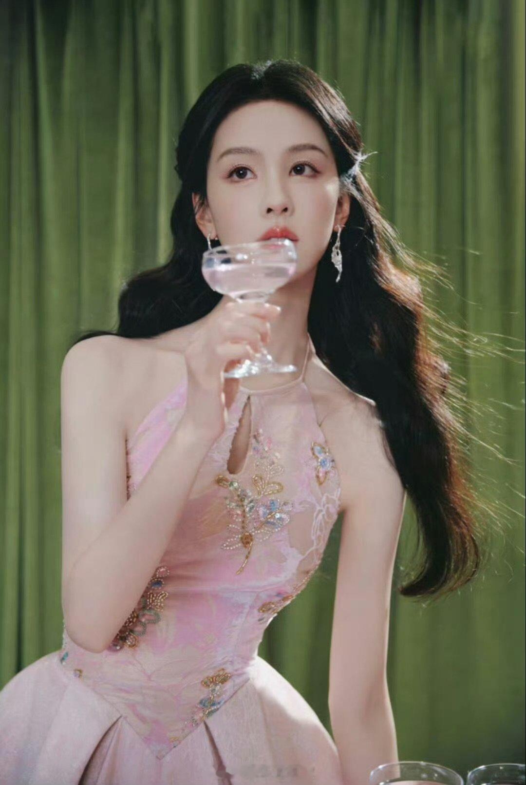 陈都灵田曦薇同款裙子一粉一绿撞进心巴！清冷姐姐 × 甜妹组合我好爱陈都灵田曦薇穿