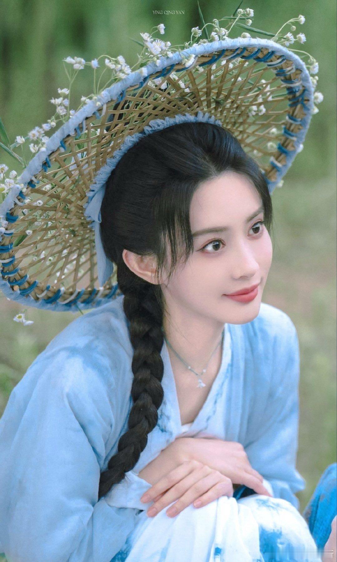 老师我家孟子义可以做童模吗 孟子义今日份上班造型绝了，粉裙搭配蝴蝶结，嫩到能掐出