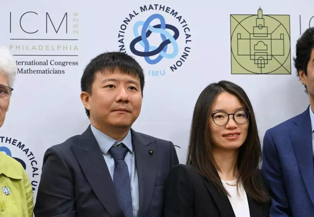 王虹留在法国和美国工作几乎是板上钉钉的事。
同样，对于是否回国工作这一问题，邓煜