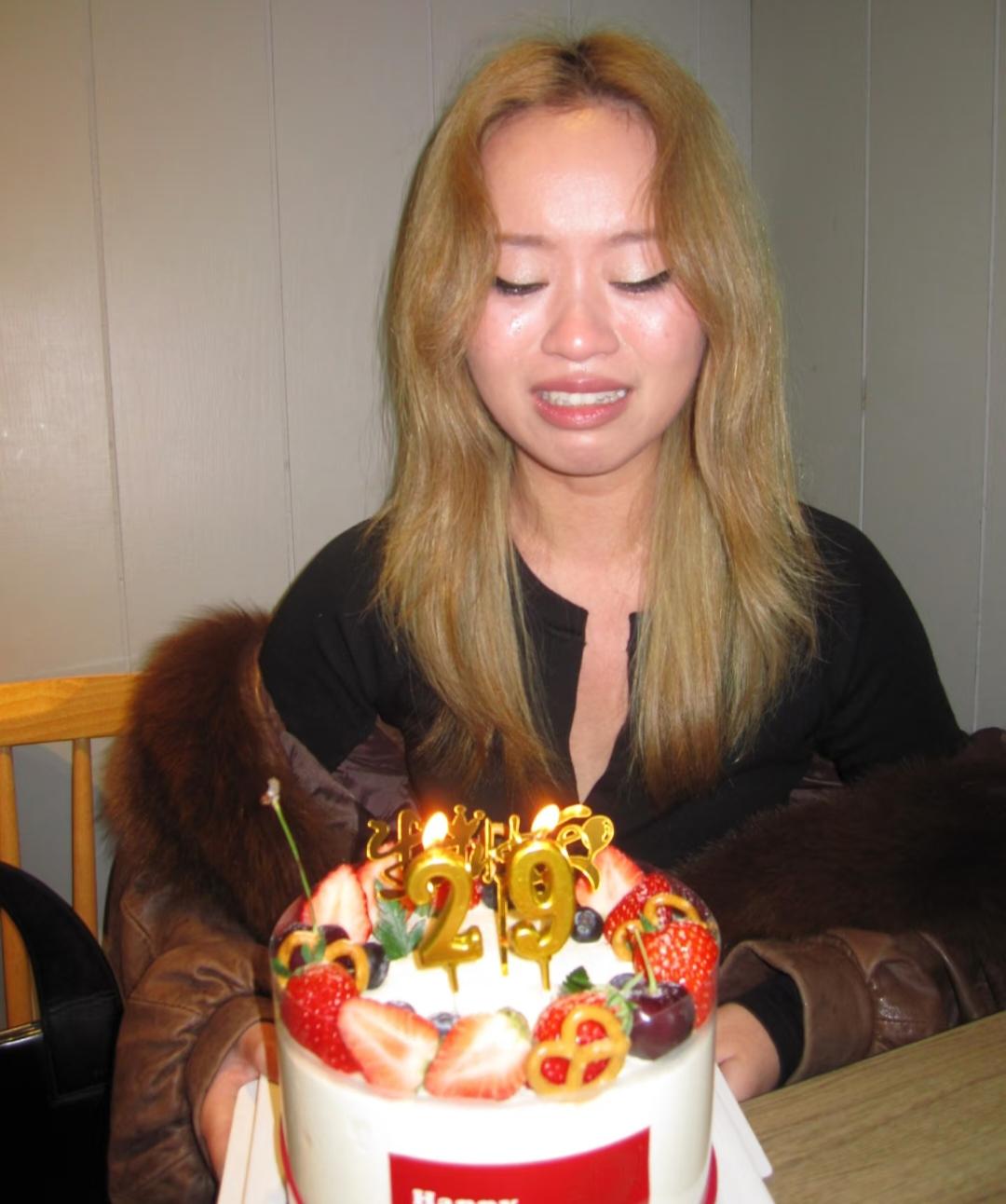 29岁美术老师爸妈早已离世
这是无依无靠
自己过的第15个生日了
3岁没爸14岁