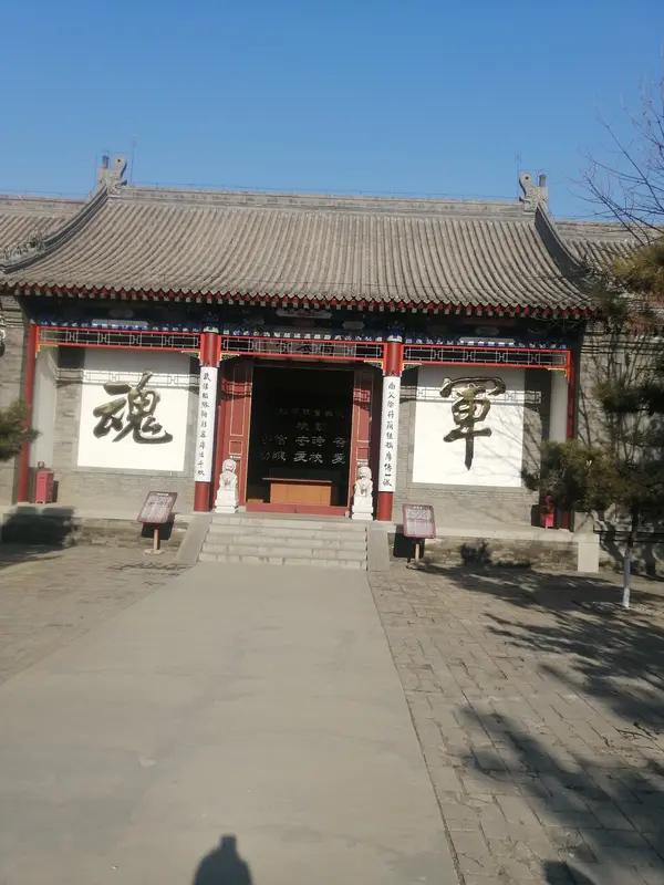 《精忠爱国祠》
青山埋忠骨，
爱国终一生。
指挥百团战，
号令千万兵。
抗美援朝