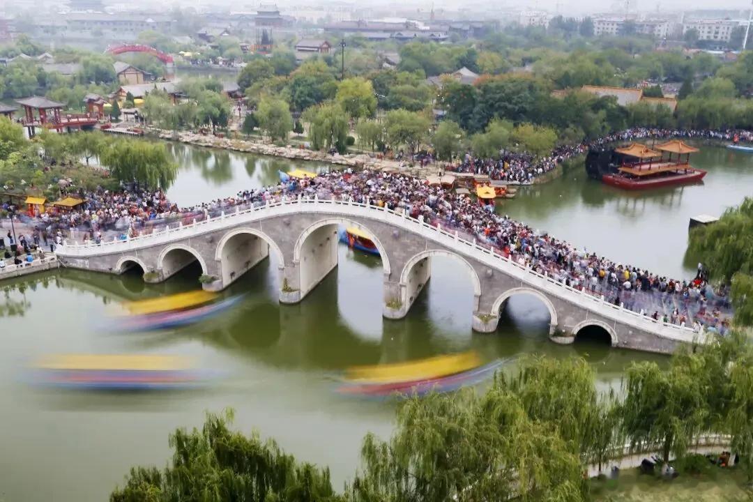 一朝步入画卷，一日梦回千年～走进开封，仿佛穿越回繁华的大宋。登开封府，品读千年公