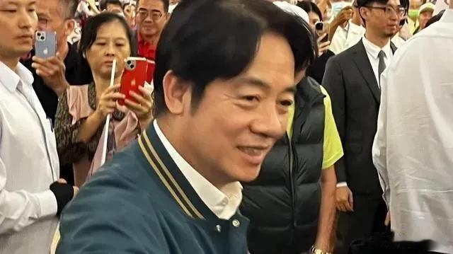 赖清德批国民党用战争恐吓民众，侯办发言人在给全球都在示警，赖却骗良辰美景。我个人