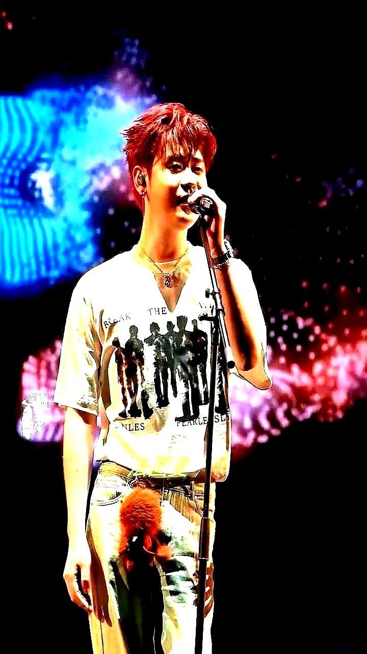 金属礼手势，僵在了海口夜晚的半空。
 
他一张嘴，几千根荧光棒瞬间举起。合唱的声