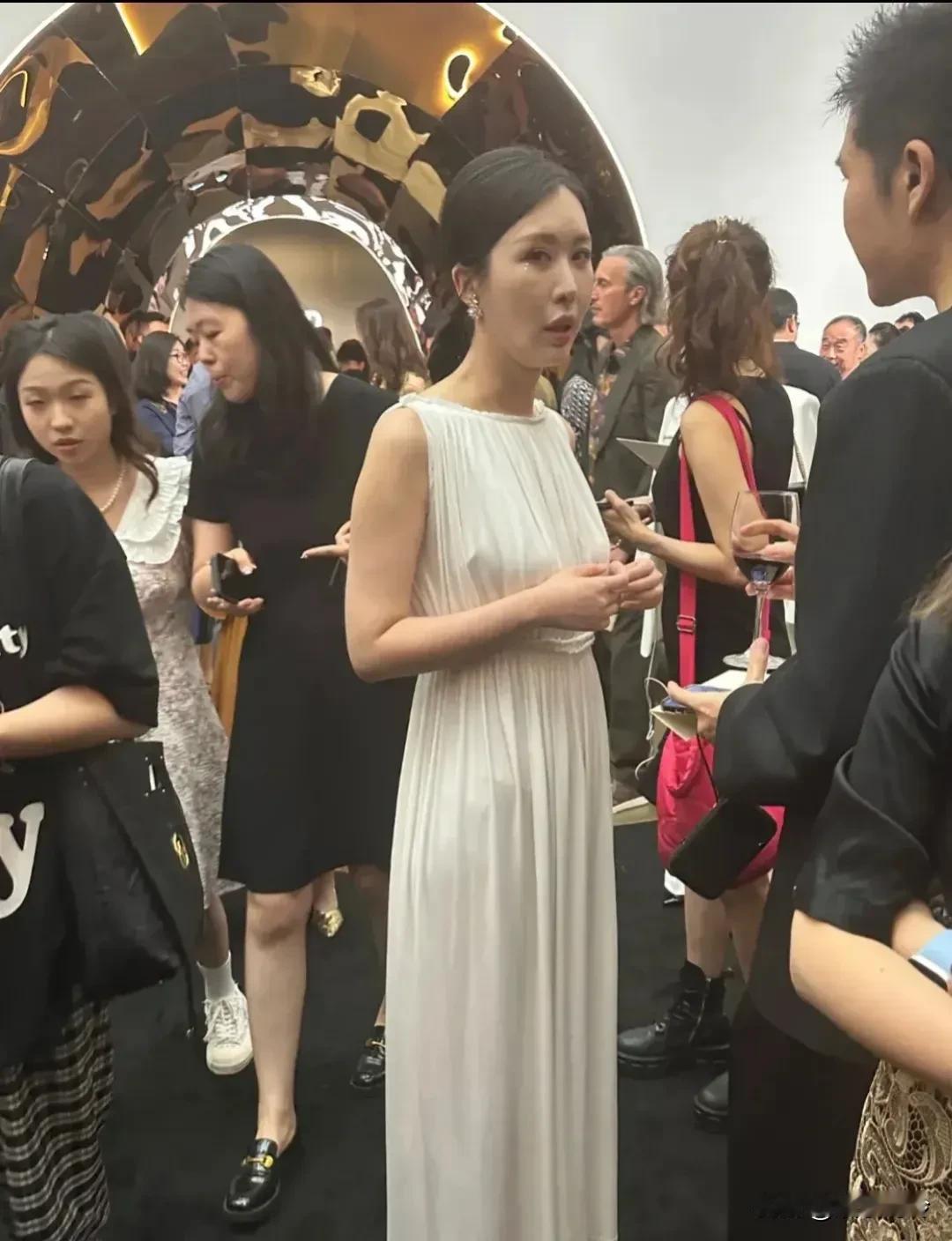 迪奥展览让很多女明星“现了原形”，田朴珺缩头缩脑伸颈驼背，完全没有她自我标榜的贵