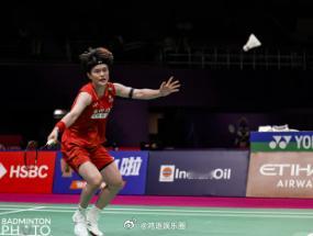 王祉怡2比0张蓓雯晋级 首局21-12，第二局21-13。两局比分都很稳，从头到