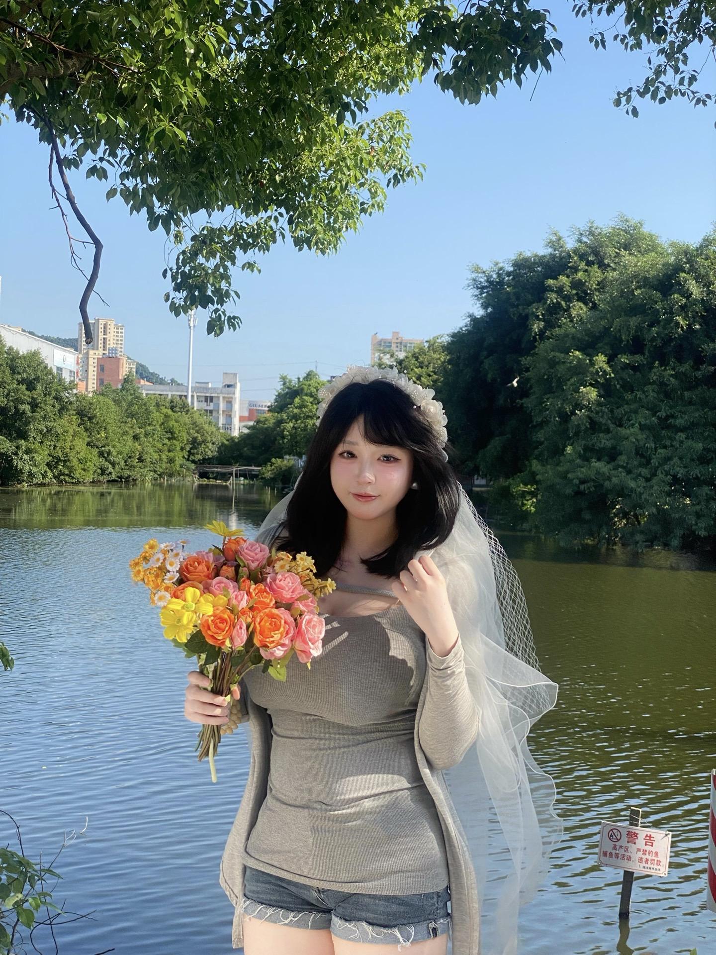 带我走 我们不要在这里 跟我回去十八岁  躲到台大校园杜鹃花丛下 不要被命运找到