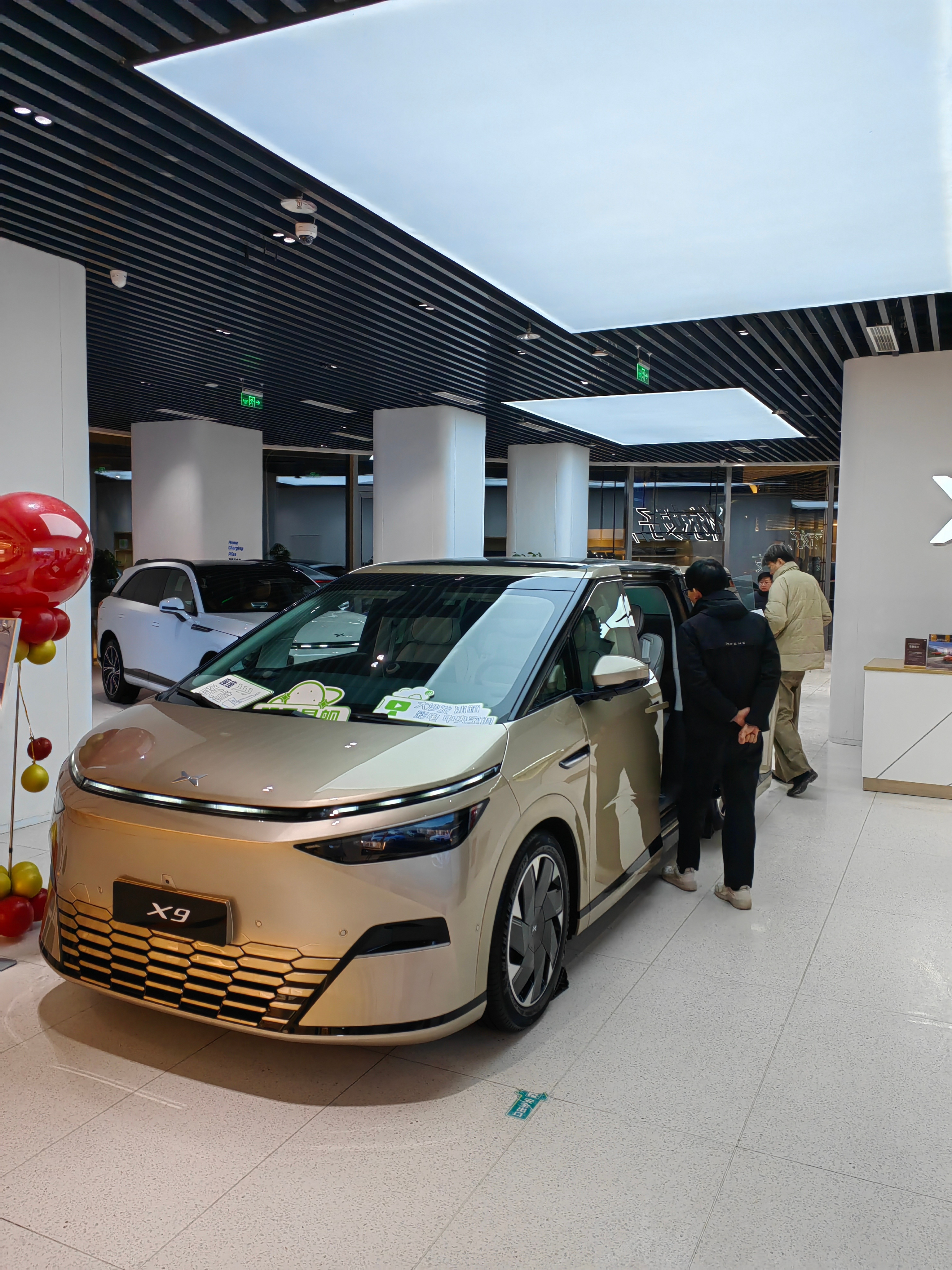 小鹏的店里已经有X9展车了，我待这几分钟已经遇着了三批来看车的。店员说目前也是X