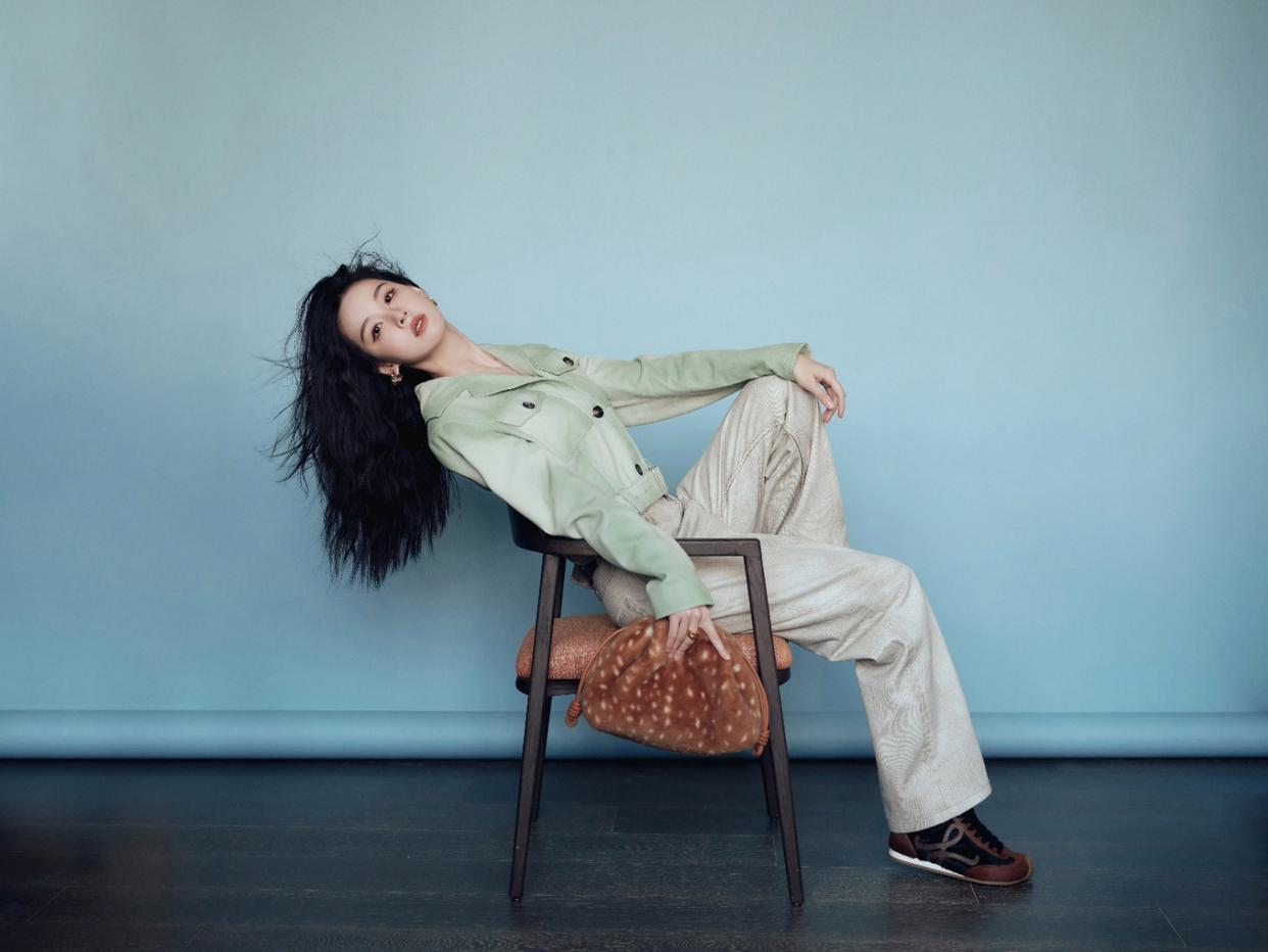 陈都灵｜薄荷绿穿搭，把春天穿在身上
薄荷绿短款外套配浅米色阔腿裤，陈都灵这一身穿