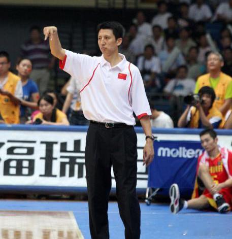 简单总结郭士强指导2009年和2024年出任中国男篮主帅时的一些共同点：1、篮协