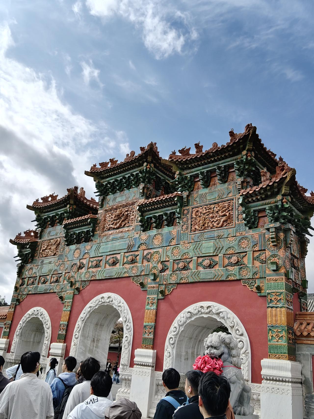 在法华寺寻静
假日期间避开人潮，去法华寺静心。法华塔的院落大而空旷，凝望远处已倾