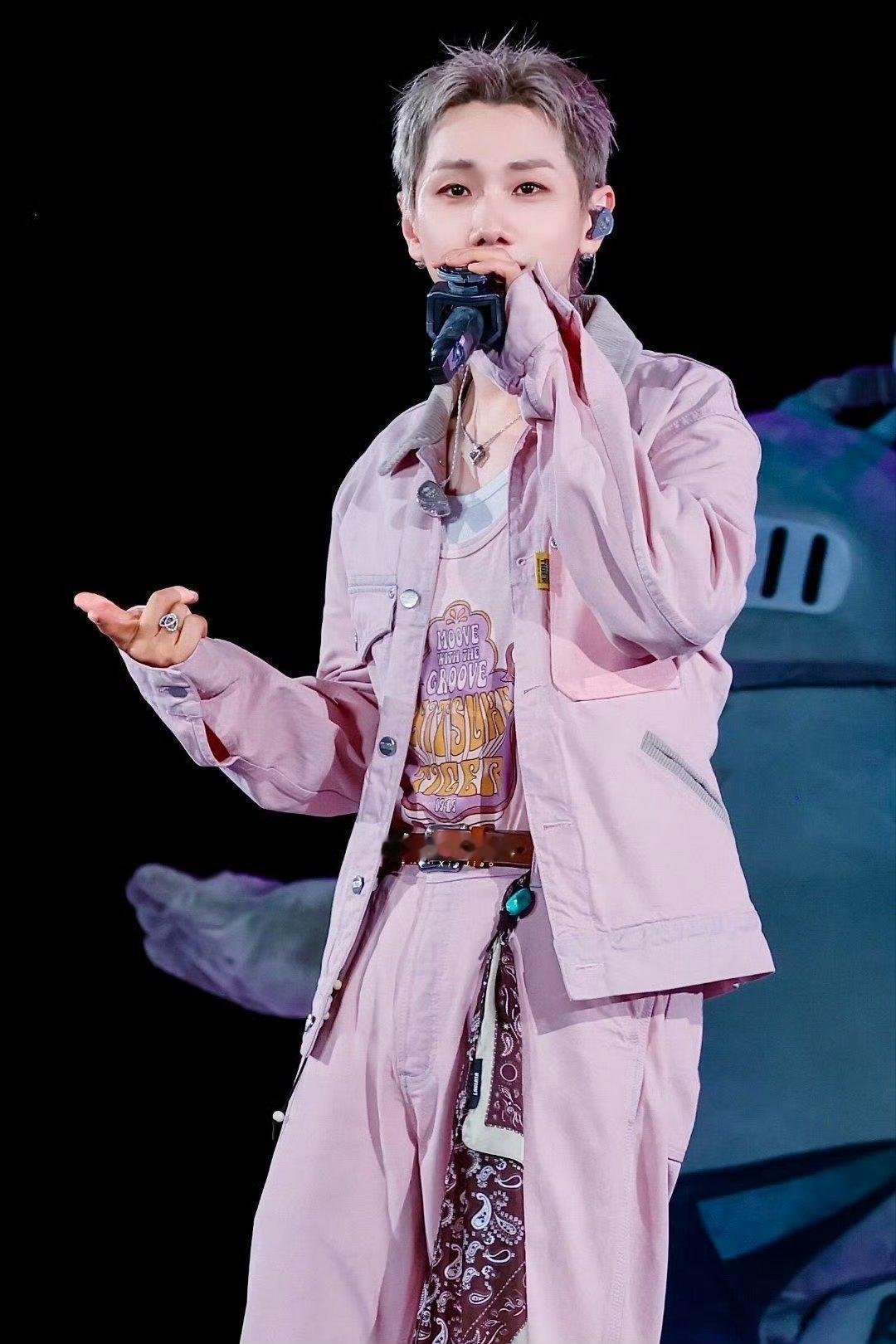 还以为告两人也来汪苏泷演唱会了谁当场被骗到！汪苏泷演唱会大屏浮现告两人画面，瞬间