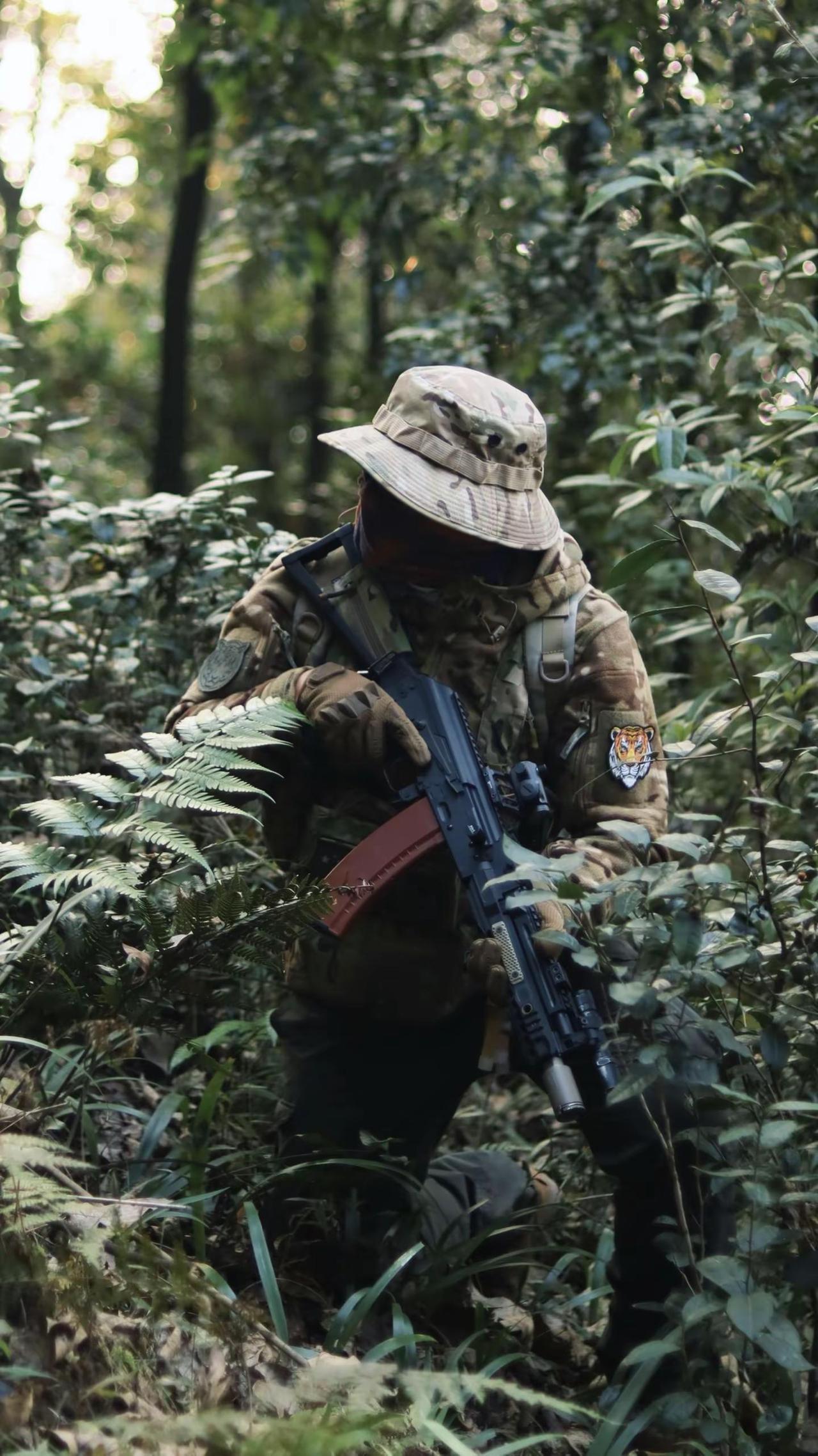 军迷玩家的日常生活，在丛林里当一天前行者。把爱留给中国军人 wargame 军迷