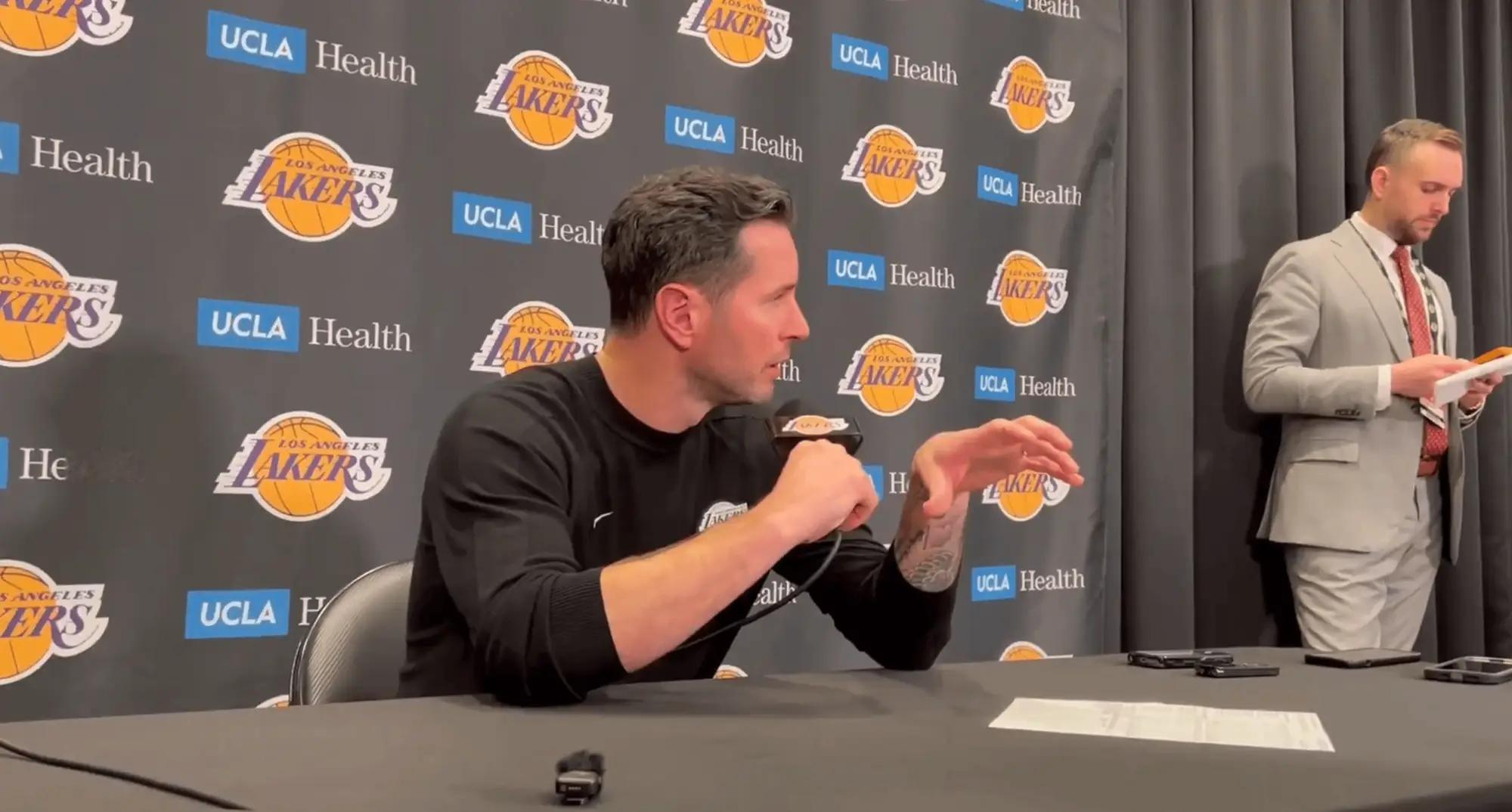 雷迪克接受了记者的采访，指责队内有些人不愿意做出那个选择，而且一直以来都是那些人