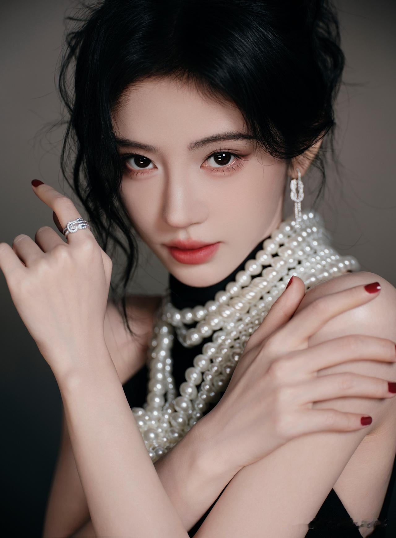 鞠婧祎今日星光大赏红毯造型来了！这套造型感觉好多人都试过，真的太没新意了！头发看