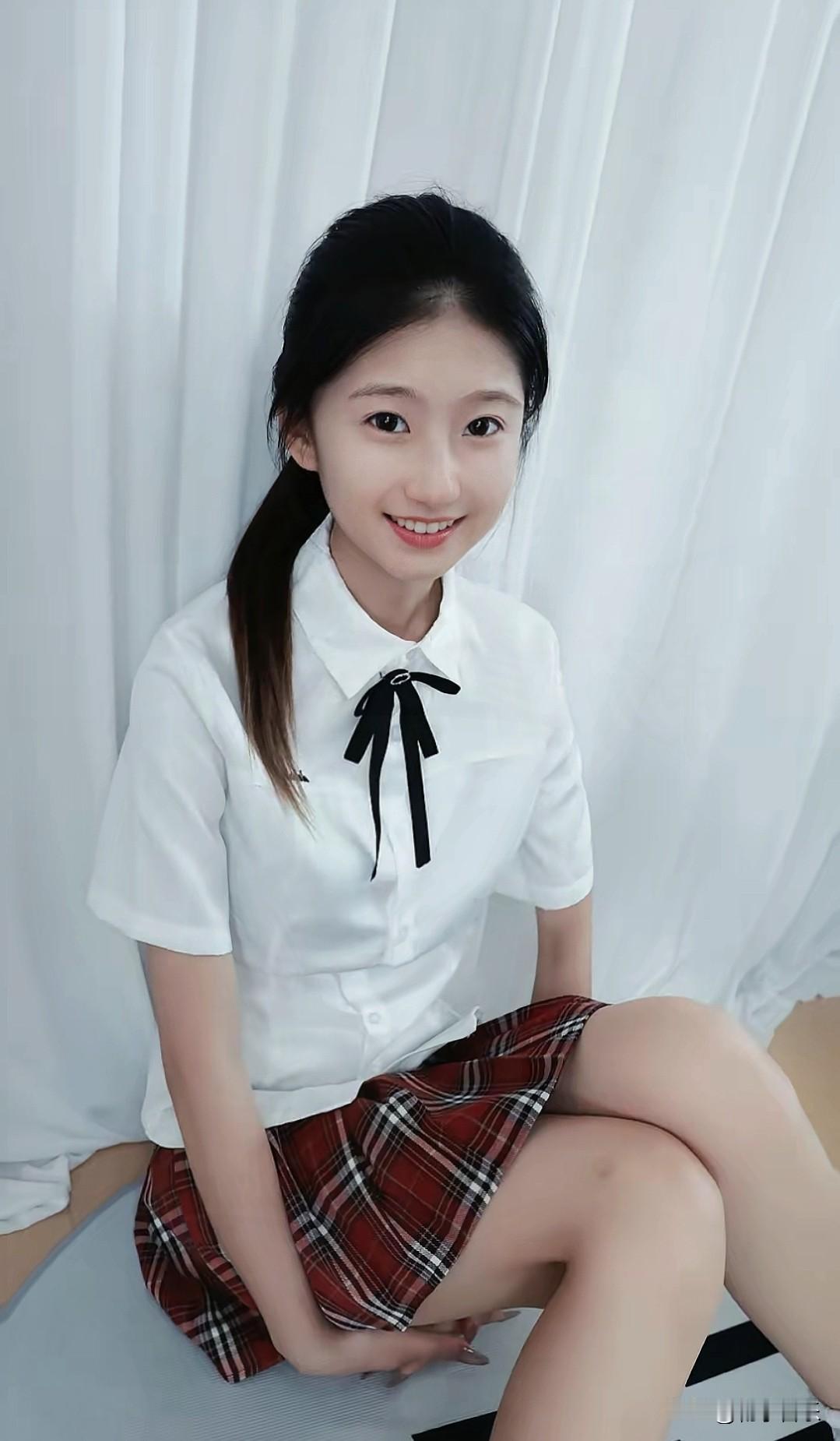 青春洋溢的校园少女，白色衬衫+红黑格子裙，甜美笑容，元气满满！😊✨今日分享随手