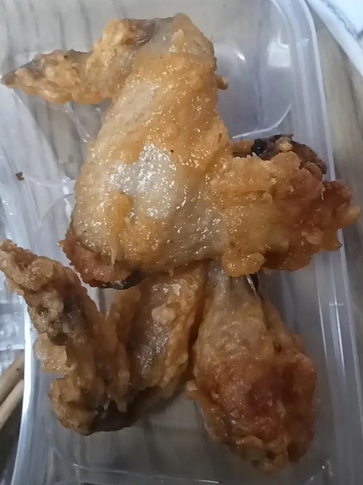 今日晚餐就俩鸡翅膀，还是称重快餐，价格真不便宜。不过这俩鸡翅热量可不算低，一般两