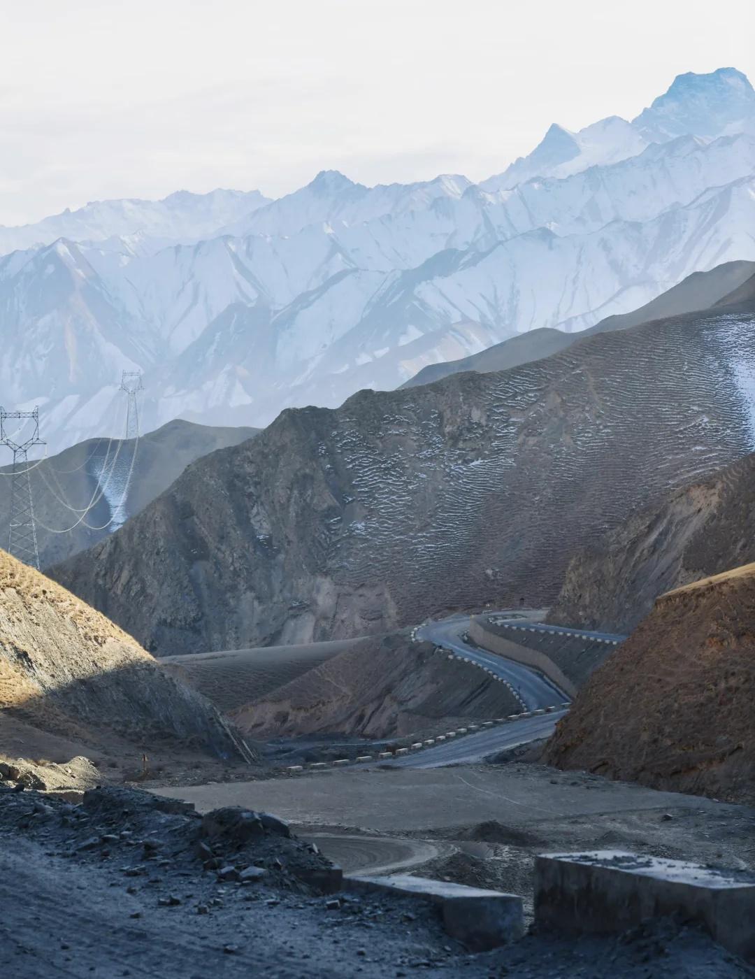 塔莎古道转英吉沙，新疆捧油这是哪座雪山？
走塔莎古道去莎车
前方塌方
中间需要转