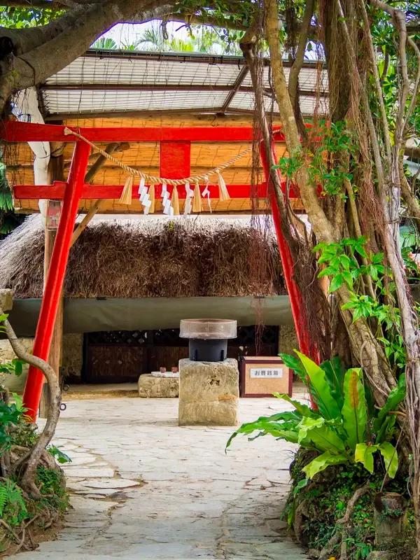 琉球小岛上的居民。明清时，琉球与中国来往密切，成为中国朝贡国，使用中国年号，文化