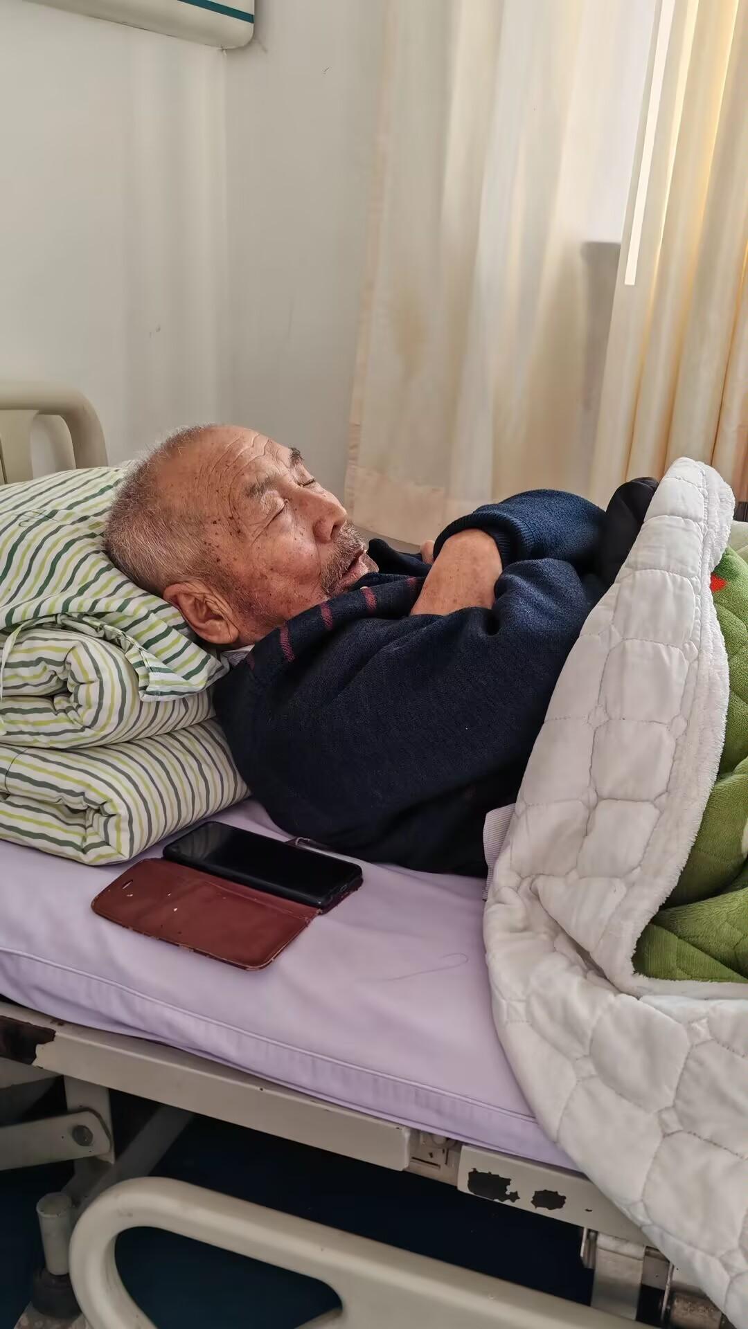 当老到你动不了，躺在床上时，你觉得谁会身边呢？

1、孙子，指望不上，年轻人有自