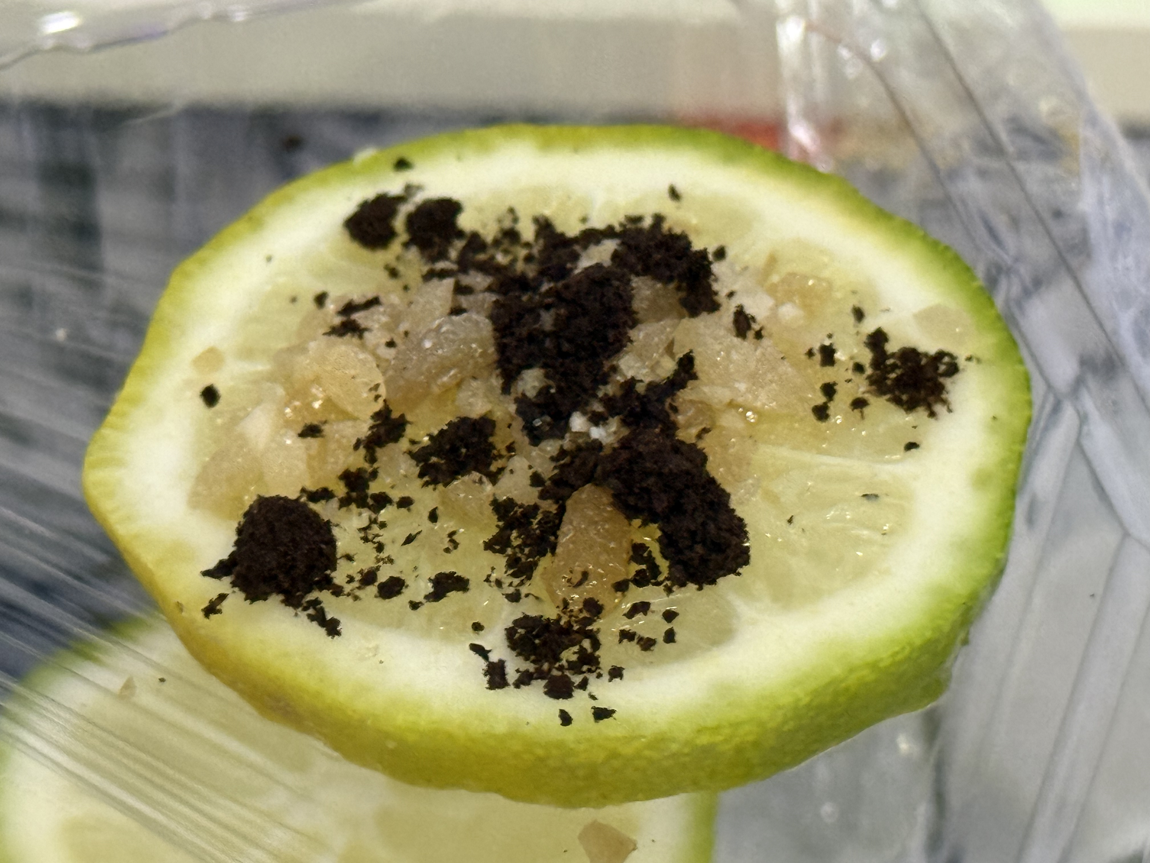 看似黑暗但是很好吃的 — 料理香水柠檬，跳跳糖，咖啡粉（咖啡豆也行），一口吃下去