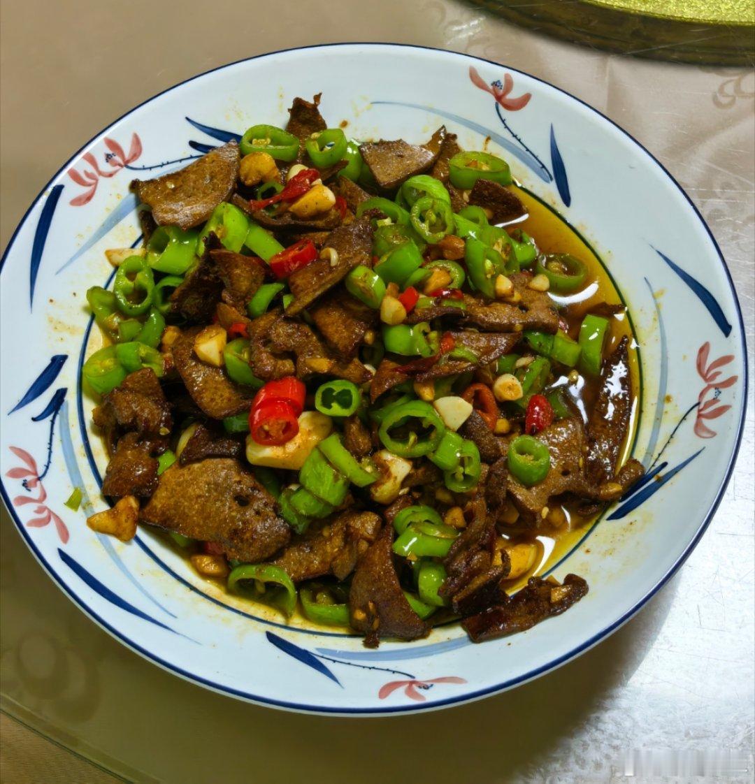 昨天在千岛湖吃的饭，辣的我胃痛了两天，谁来告诉我为什么浙江能吃这么辣，你们爱吃辣