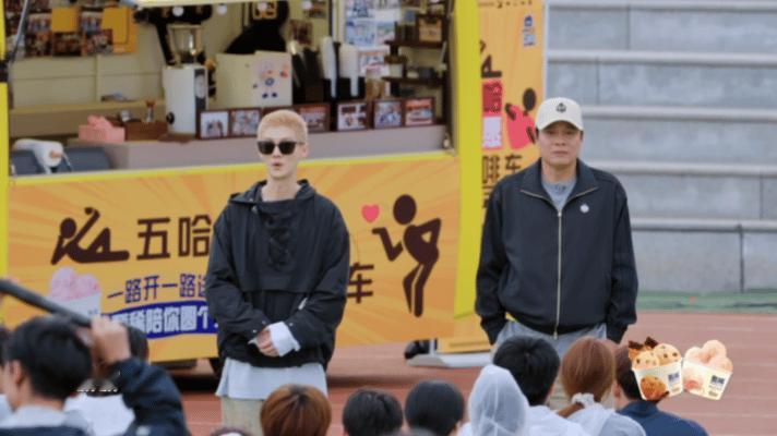 谁能拒绝这种“时光的礼物”啊！粉丝陪了鹿晗十年，鹿晗回以一次次鞠躬。这哪是简单的