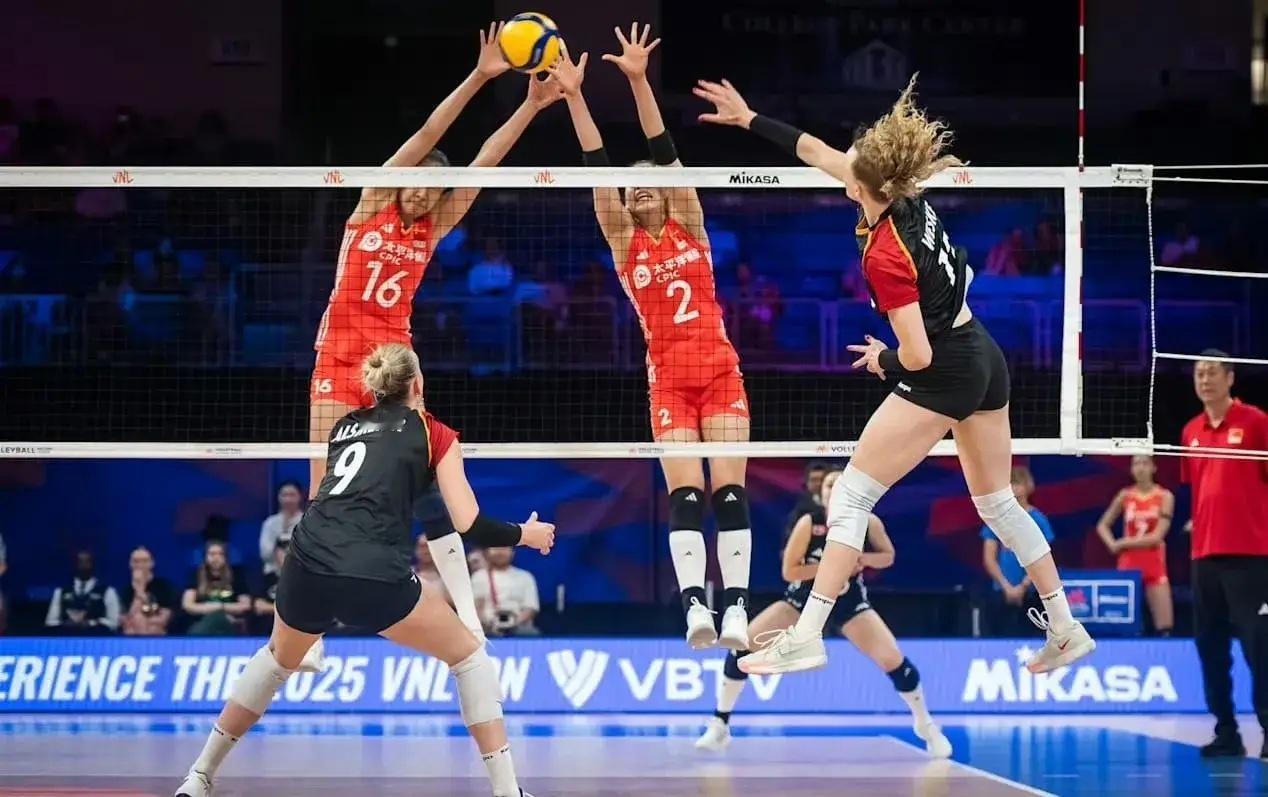 中国女排实现超级大逆转，3-2战胜德国女排！五局比分：22-25 24-26 2