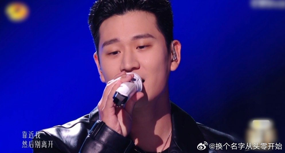 歌手直播 周兴哲唱歌时的那种专注感太迷人了，他完全沉浸在歌曲的情绪里，把那些回忆