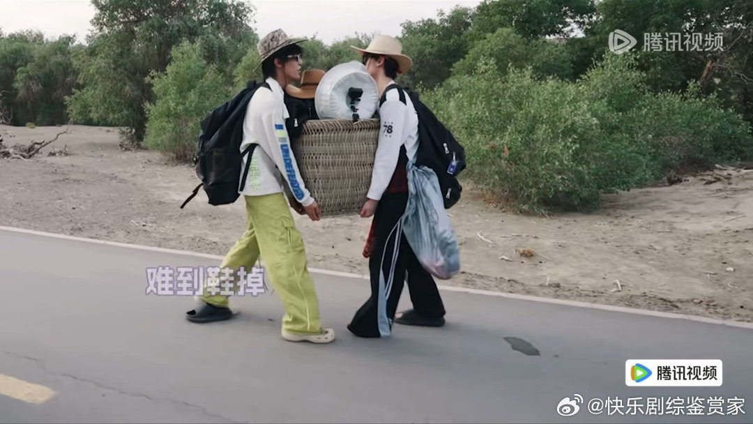 张泽禹把左航鞋踩掉了笑晕现场！俩人合力搬东西，张泽禹失手踩掉左航的鞋，笨拙又可爱