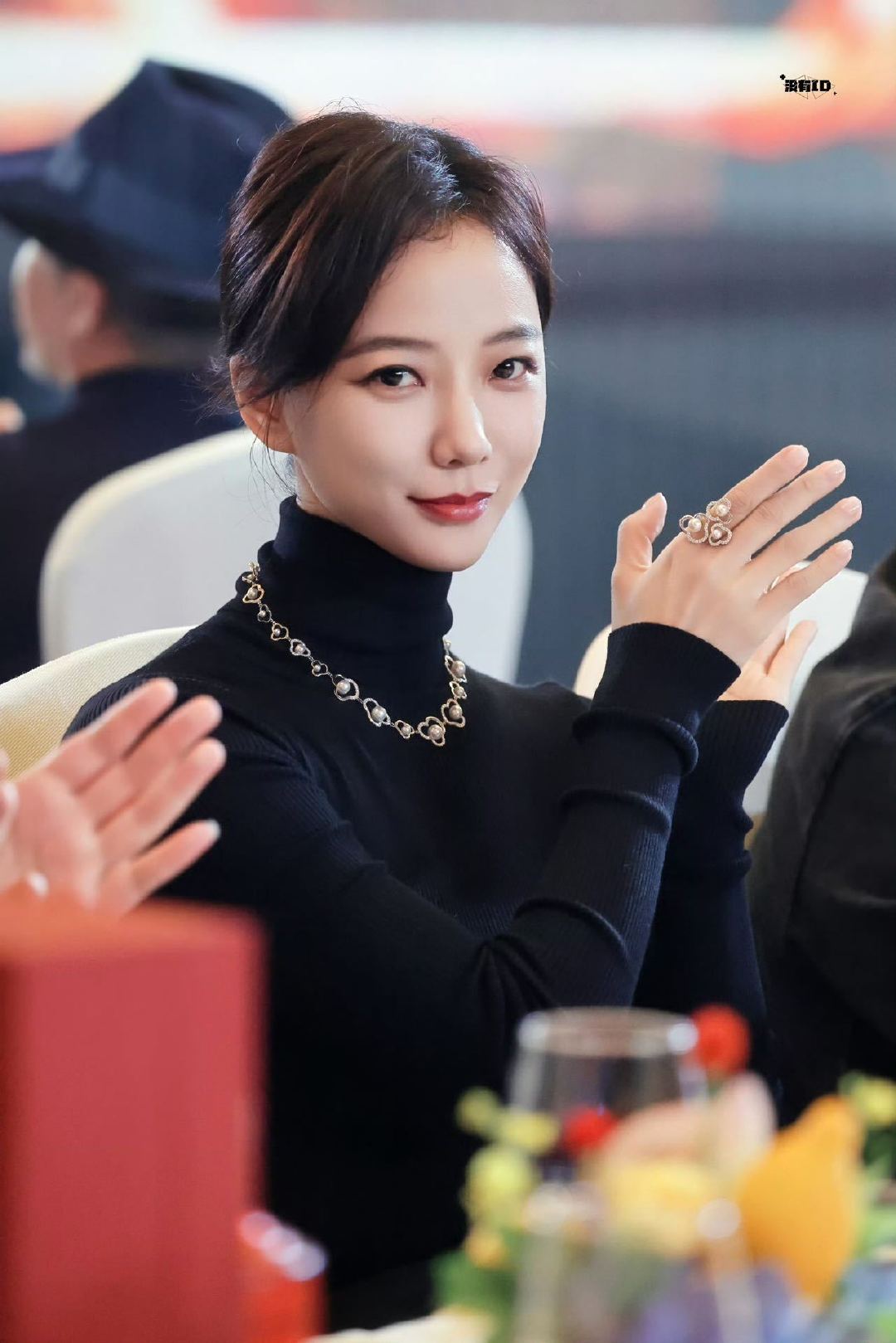 王珞丹真的太会穿了！一件素毛衣穿出高级感，靠自身贵气脱颖而出，举手投足都是优雅，