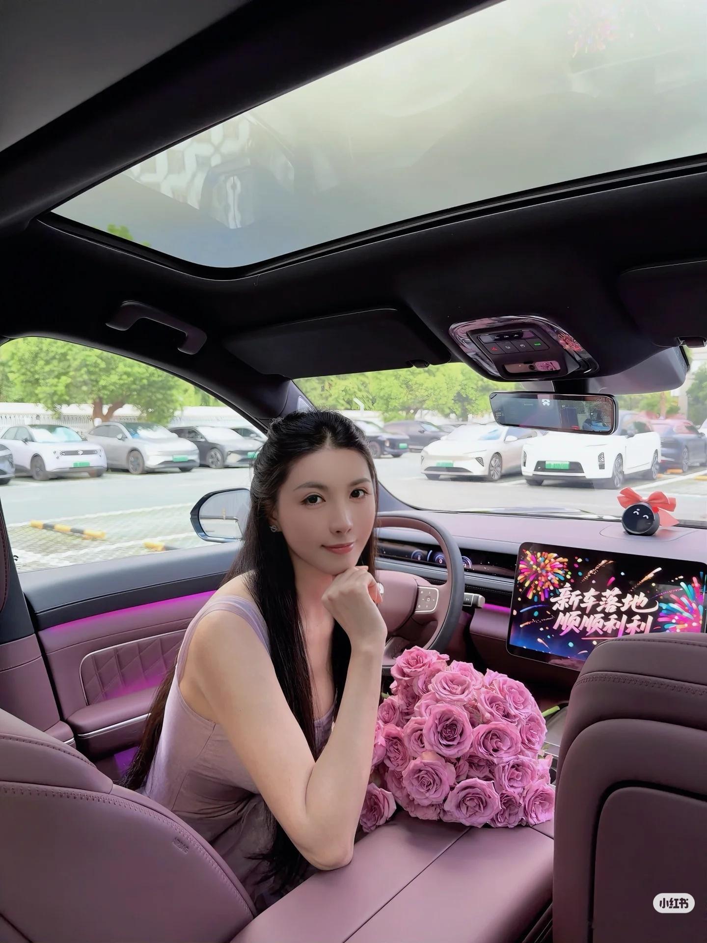 喜提我的大玩具🚗✨在蔚来交付中心简简单单完成提车仪式拍了几张照片，翻来覆去，最