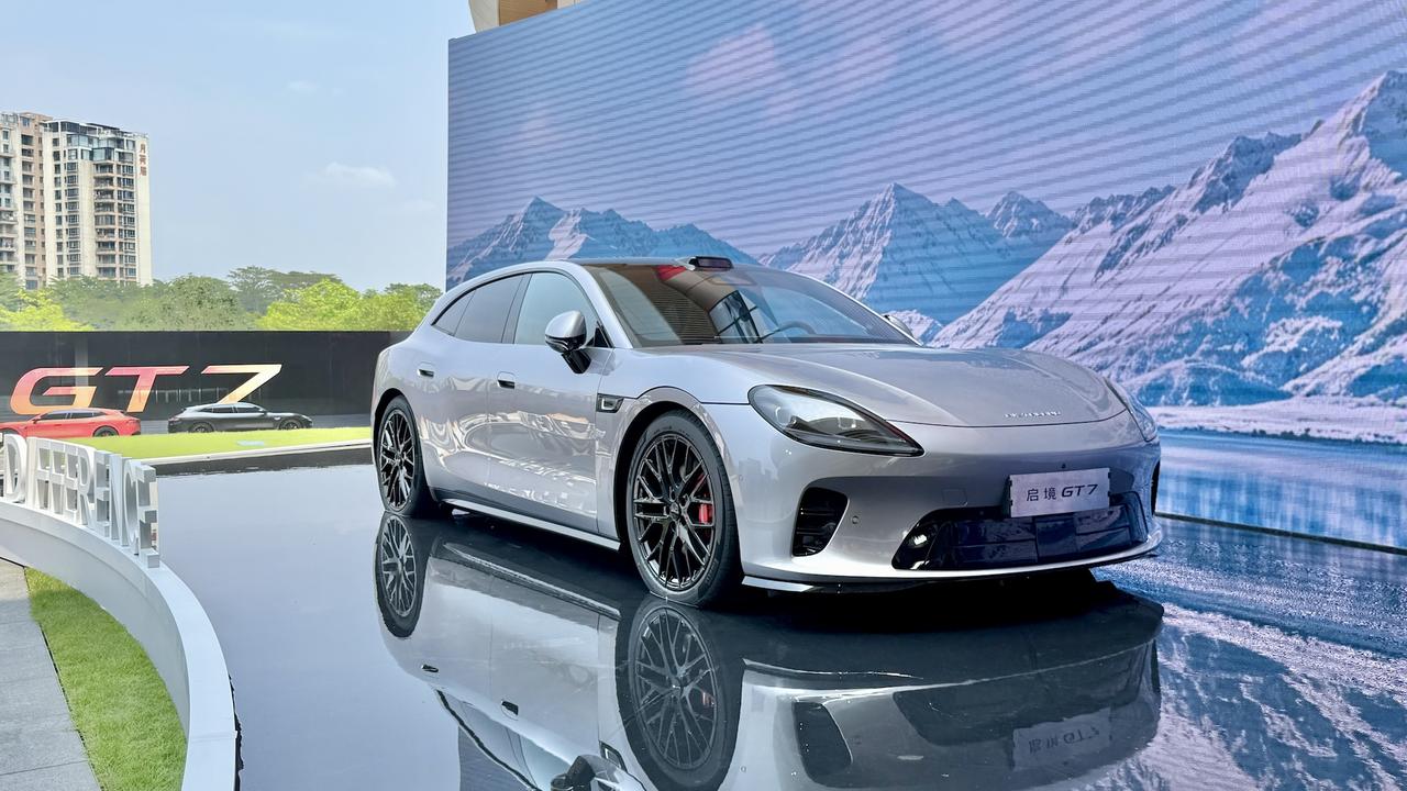 华为与广汽联合打造的启境GT7，一直放风定位30万级市场。今天正式预售了，顶配才