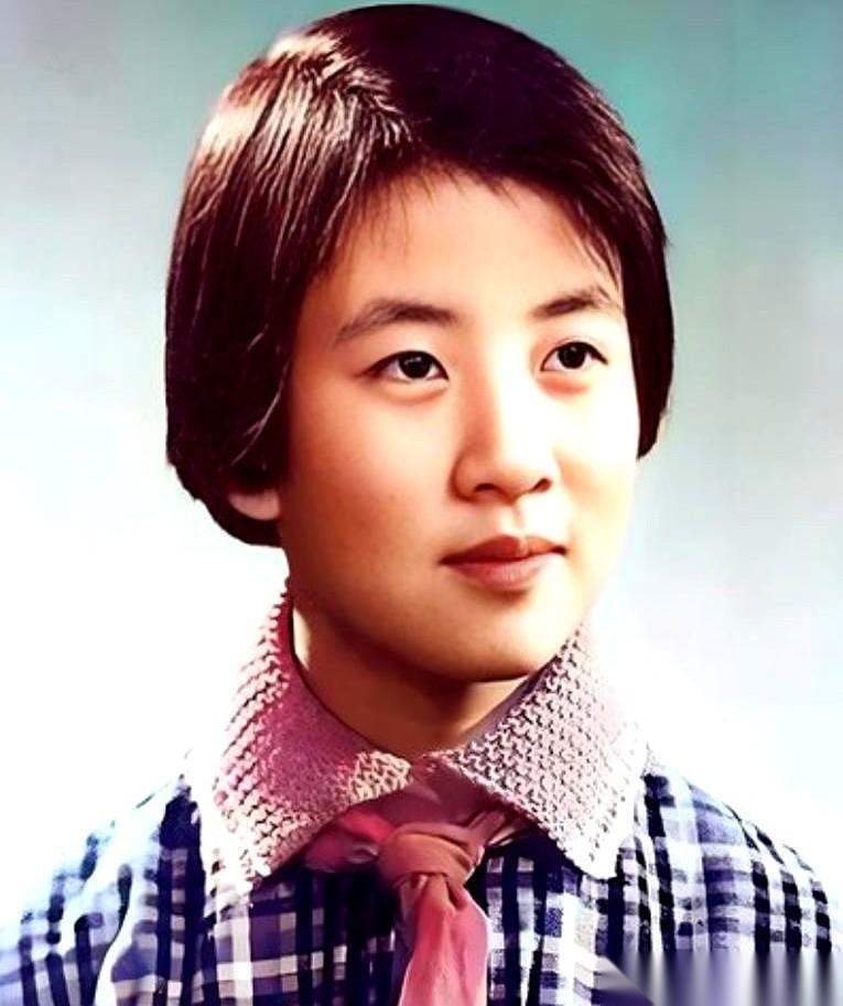 16岁，走在上学的路上，昨天还把你捧成“小英雄”的人，今天就朝你扔砖头、吐口水。