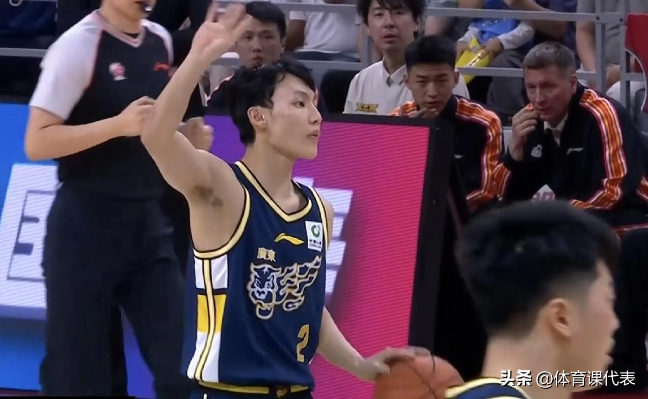 贾尔斯21+6+5，徐杰12分，广东男篮半场三人得分上双领先江苏14分！北京时间