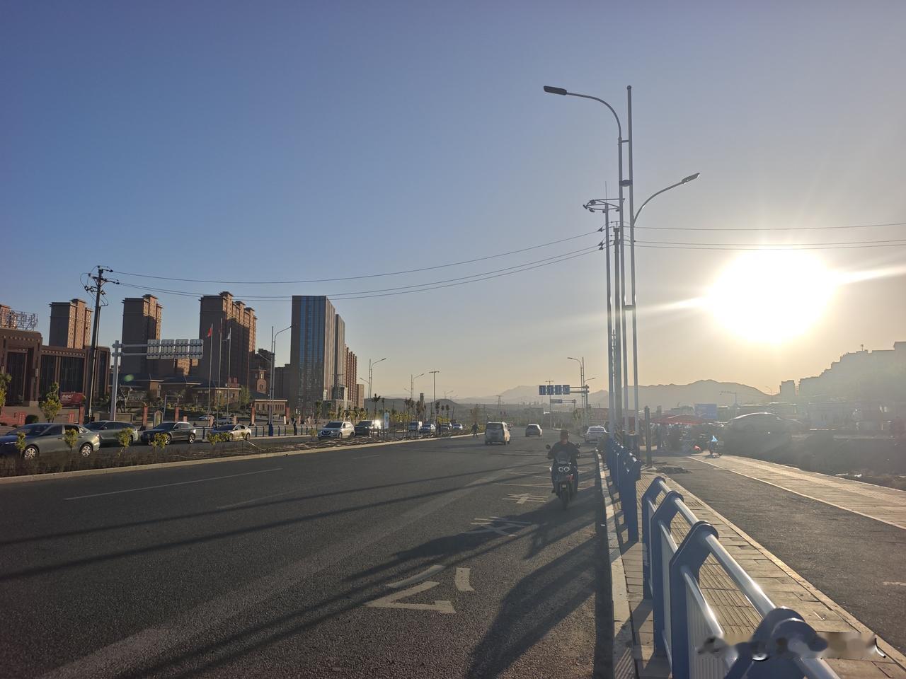 宽拓的六车道，西山路西延工程在收尾阶段了，这条路的命运坎坷曲折，还有一些未完成，