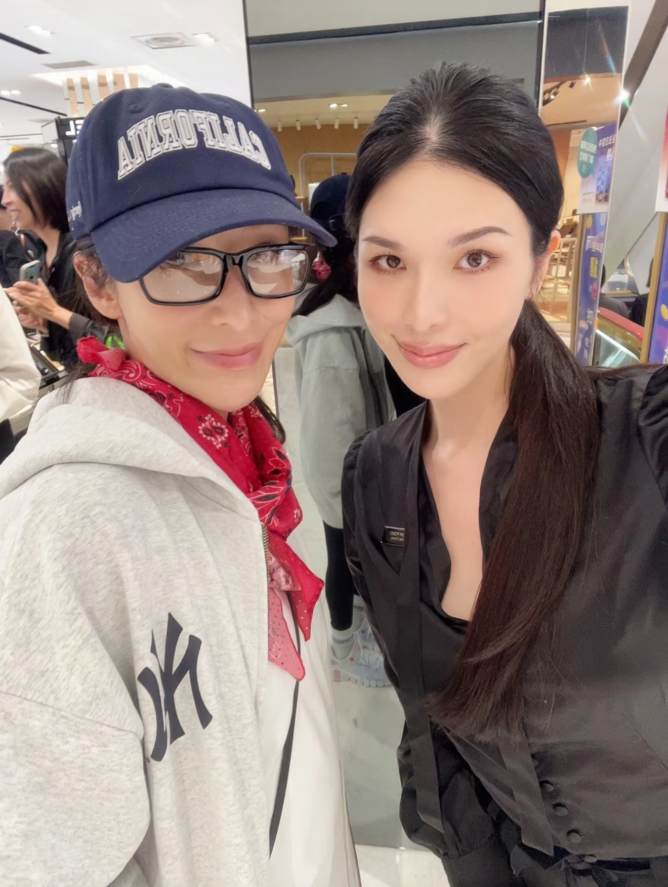 萧亚轩最新动态在逛街，小姐姐说elva 走路还是很慢，问了elva 身体恢复得怎