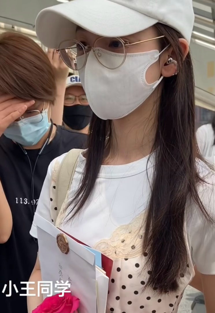 陈瑶眼睛肿了陈瑶眼睛肿了，呜呜，好心疼😭！ 