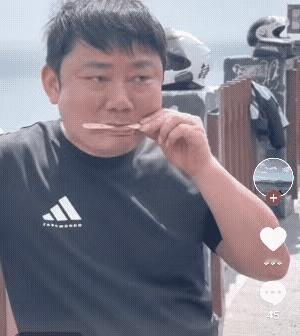 这小子尽管身价已经飙升到亿万，但吃东西真的还是和底层的我们一样，骨子里勤俭节约不