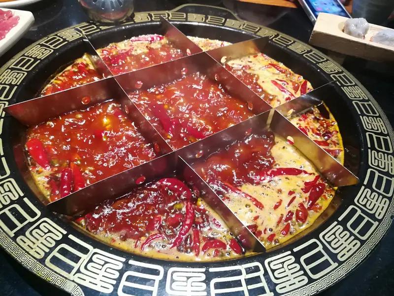 要说能代表重庆味道的美食，那重庆火锅必须排第一。它可是码头文化的“红油魂”，全产
