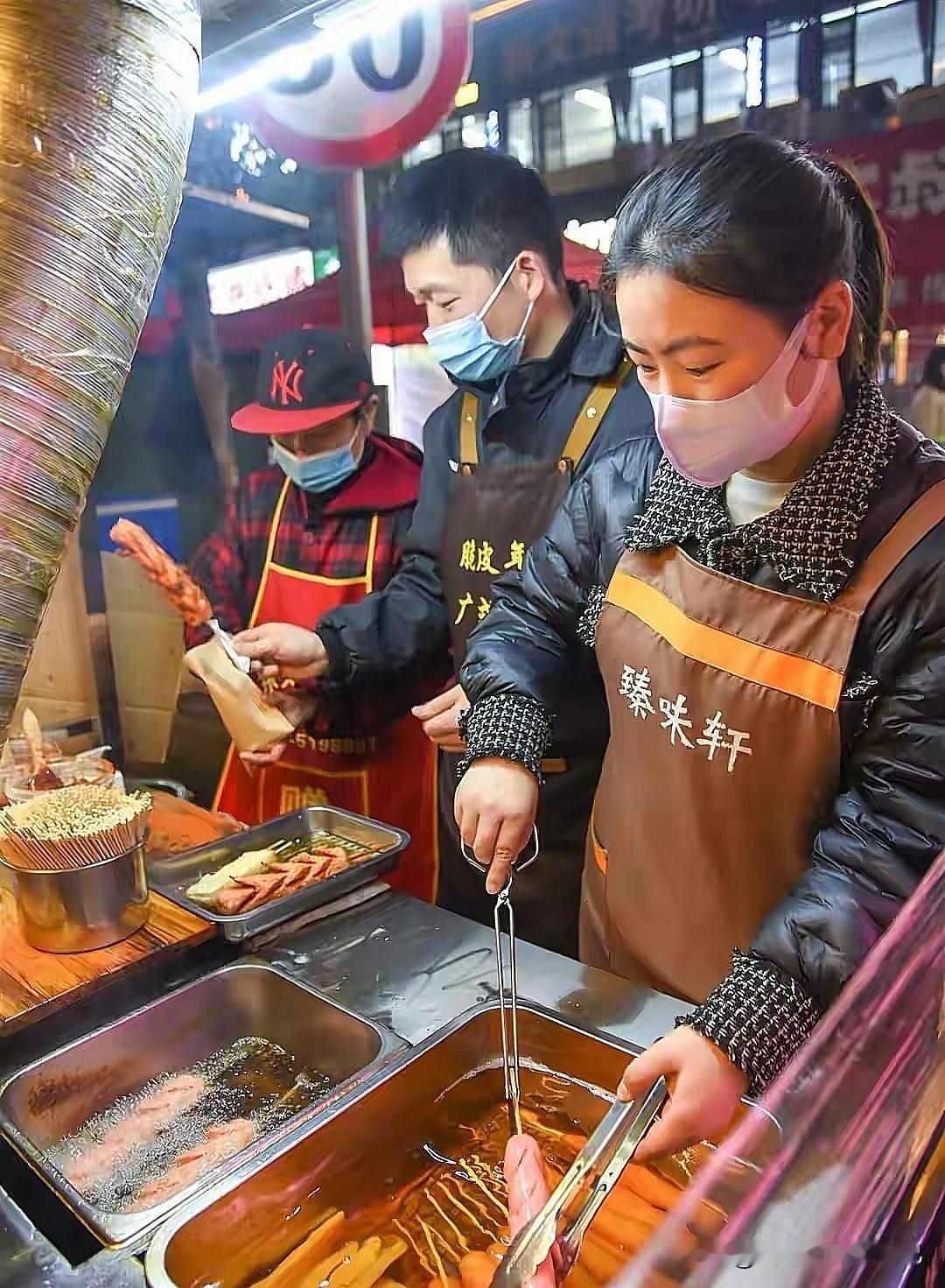 湖北荆州这对夫妻也太拼了
 
每晚站在油锅前炸1100多根淀粉肠、500多根年糕